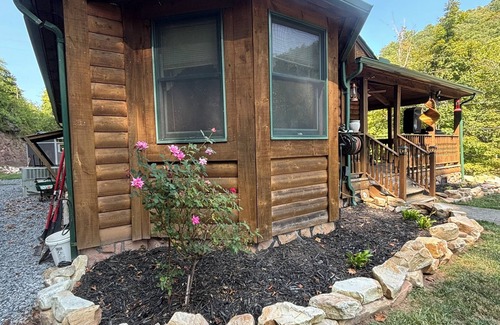 True Cabin | Charming 2-bedroom cabin with WiFi, AC in peaceful Pipestem
