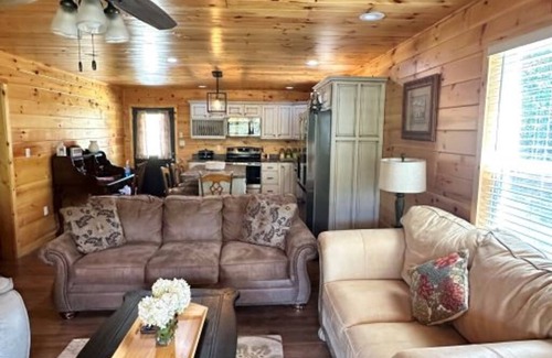 Tazewell Cabin | Charming 2-bedroom cabin located on the Clinch River in Tazewell, TN
