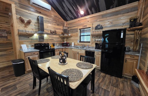Board Camp Cabin | Charming 2-bedroom cabin with WiFi, AC, Cell Service, 3 miles to Wolf Pen Gap