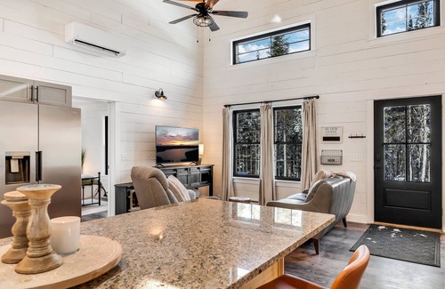 Glenburn Ski Chalet | Charming 2-bedroom chalet with jacuzzi WiFi and AC in Glenburn