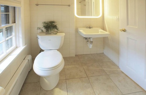 Cortlandt Cottage | Charming 2-bedroom cottage in Cortlandt with WiFi access