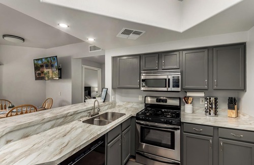 Kaufman And Broad At The Vineyards Apartment | Charming 2-bedroom condo with Heated Pool & fitness room in beautiful Phoenix