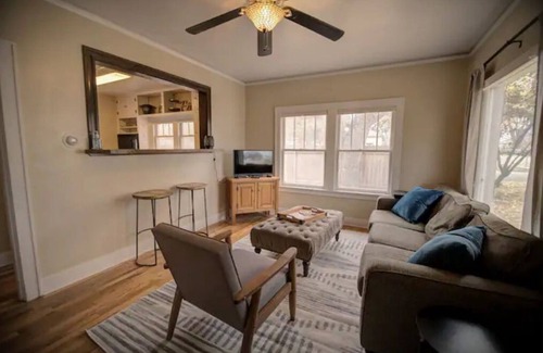 Meridian House | ✮ Charming 2-bedroom Cottage in Oldtown Meridian ✮