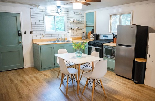 Suring Cottage | Charming 2-bedroom cottage in Suring with AC, WiFi. Pet Friendly