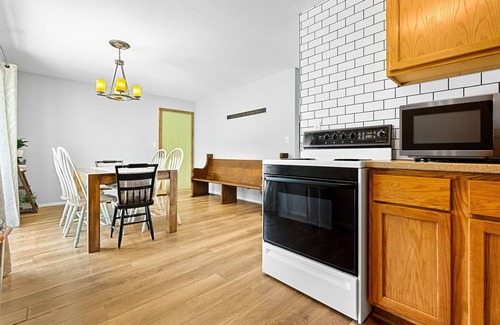 Warsaw Cottage | Charming 2-bedroom cottage with Central AC WiFi close to amazing downtown Warsaw