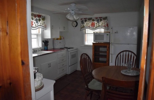 York Beach Cottage | Charming 2 bedroom cottage in York. Sleep 6. 5 minute walk to Long Sands Beach.