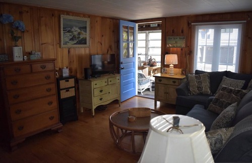 York Beach Cottage | Charming 2 bedroom cottage in York. Sleep 6. 5 minute walk to Long Sands Beach.