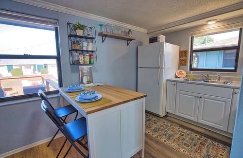 Laurel House | Charming 2-bedroom duplex in lovely Nokomis. 12 min walk to beach pet friendly