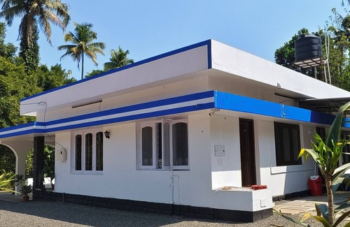 Kothamangalam House | Charming 2-bedroom estatestay with AC, WiFi and swimming pool