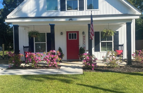 Burgaw House | Charming 2-bedroom Farm house located in the historical down town burgaw