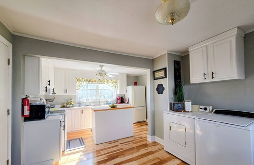 Lemon Springs Other | Charming 2-bedroom farmhouse in peaceful Cameron horse farm with WiFi.