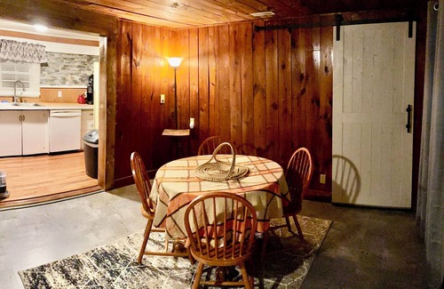 Hiltons Cabin | Charming 2-bedroom fishing cabin in brilliant Gate City with AC, WiFi