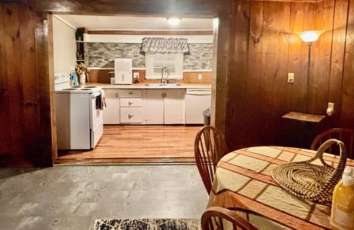 Hiltons Cabin | Charming 2-bedroom fishing cabin in brilliant Gate City with AC, WiFi