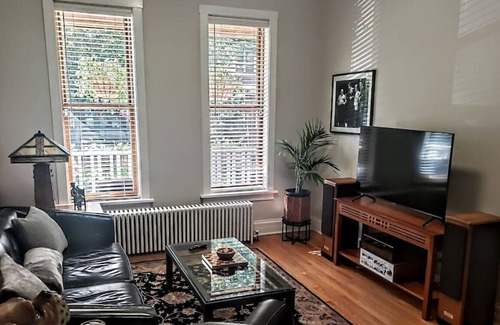 Sheffield and DePaul Apartment | Charming 2 Bedroom Flat in heart of Lincoln Park