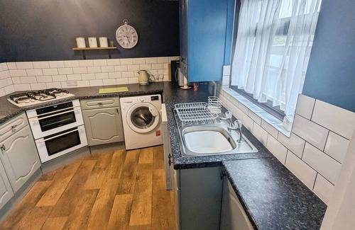 Newport Apartment | Charming 2-Bedroom Cottage with Garden, Conservatory & Castle Views – Near Newport