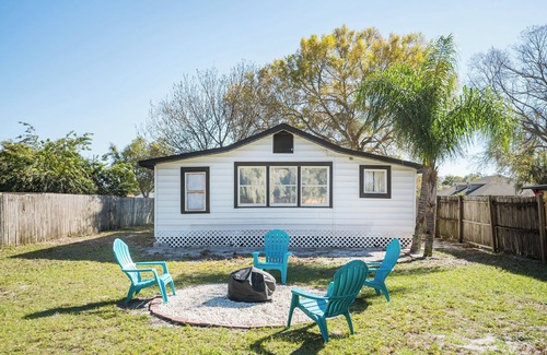 Walker's Island House | Charming 2-bedroom house with huge yard and firepit in Eagle Lake