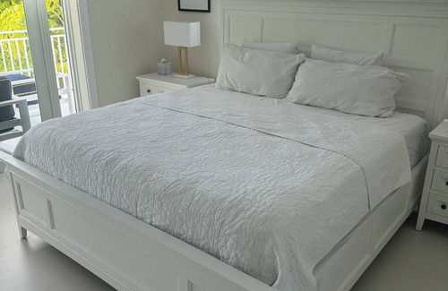 White Marlin Beach House | Charming 2-bedroom house in welcoming Islamorada with WiFi, AC