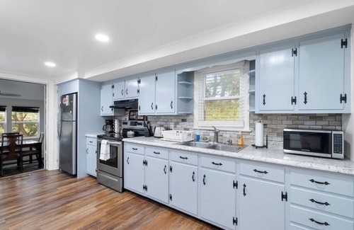 Middletown House | Charming 2-bedroom house with WiFi, AC, Gorgeous Views in serene Middletown