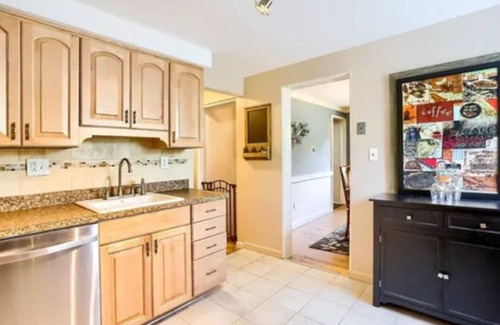 McKnight House | Charming 2-bedroom house in fabulous Pittsburgh with WiFi, AC