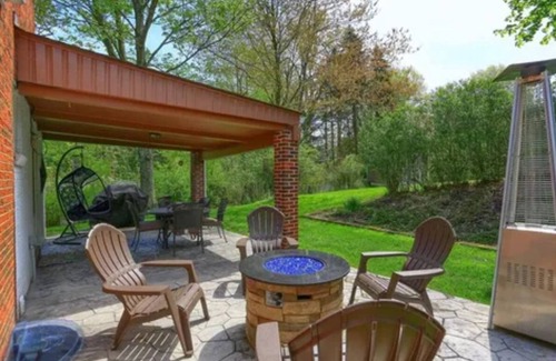 McKnight House | Charming 2-bedroom house in fabulous Pittsburgh with WiFi, AC