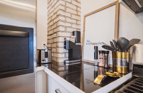 Union Park House | Charming 2-bedroom house with WiFi, Centrally Located in Saint Paul