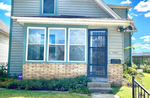 South Bend House | Charming 2-bedroom home, close to Downtown South bend and 5 mins away from ND