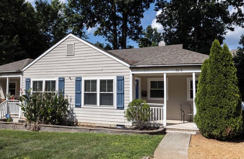 Villa Heights House | Charming 2-bedroom house with AC, WiFi in wonderful Charlotte
