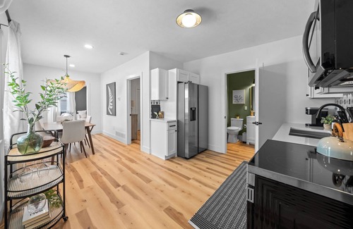 Ohio City House | Charming 2-bedroom house in enchanting Cleveland with AC, WiFi 3219