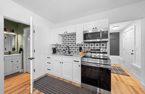 Ohio City House | Charming 2-bedroom house in enchanting Cleveland with AC, WiFi 3219