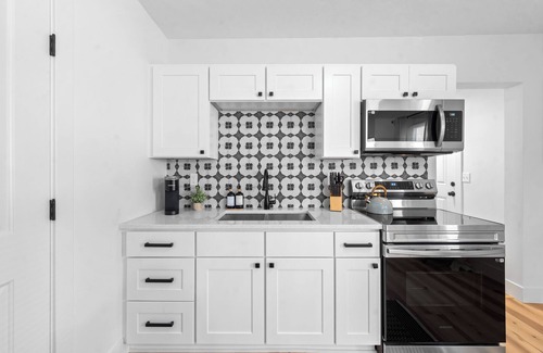 Ohio City House | Charming 2-bedroom house in enchanting Cleveland with AC, WiFi 3219