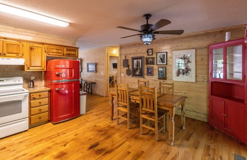 Helen House | Charming 2-bedroom house with WiFi, AC in peaceful Cleveland