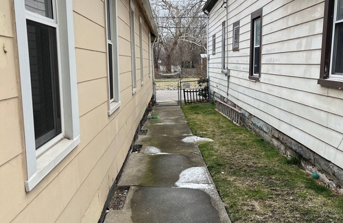 South Broadway House | Charming 2-bedroom house with WiFi, AC near downtown Cleveland, Pets Stay Free