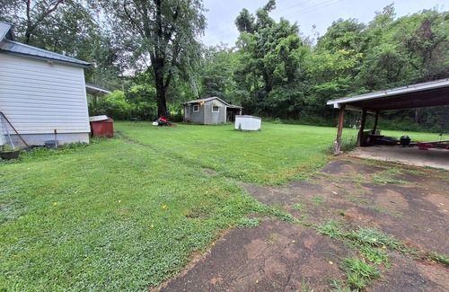 Ellington House | Charming 2-bedroom house in delightful Ellington with WiFi, AC, private big yard