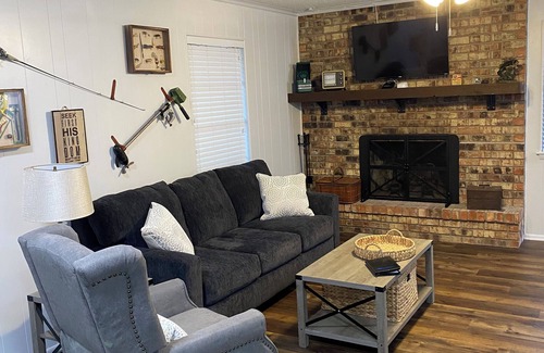 Jefferson House | Charming 2-bedroom house in Jefferson with beautiful lake views!