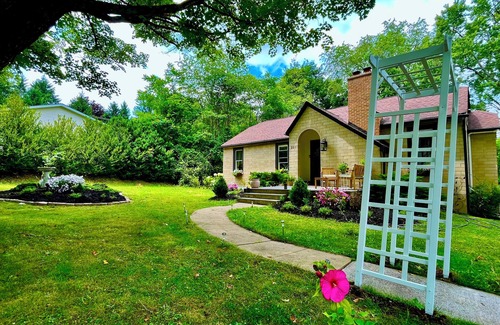 Lewisburg House | Charming 2-bedroom house with AC, WiFi in delightful Lewisburg. Walkable to all!