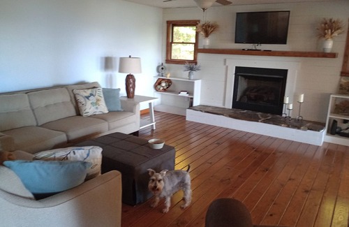 Sylva House | Charming 2-bedroom home located in gated community. Long range view over Sylva.