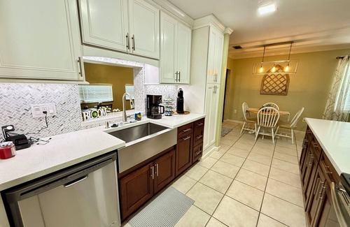 Sebring House | Charming 2-bedroom home in beautiful Sebring with tranquil reading & work space.