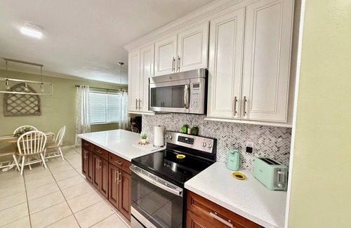 Sebring House | Charming 2-bedroom home in beautiful Sebring with tranquil reading & work space.