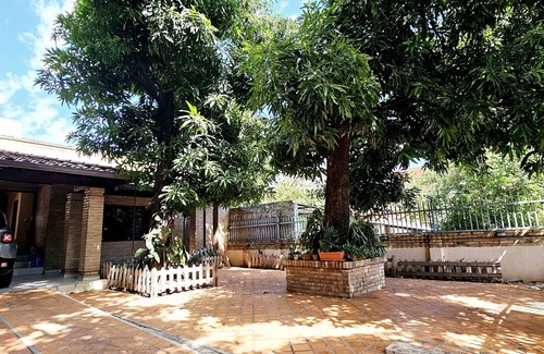 Asuncion House | Charming 2-bedroom house with WiFi, AC in wonderful Asunción Paraguay