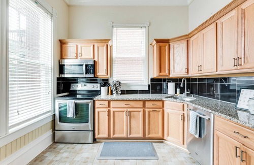 Fan District House | Charming 2-bedroom house with WiFi, AC, & Patio in the heart of Richmond!