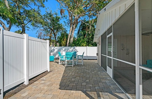 Arlington Park House | Charming 2-bedroom house in lovely Sarasota with AC, WiFi