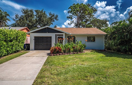 Vamo House | Charming 2-bedroom house in welcoming Sarasota with AC