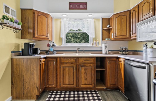Madison House | Charming 2-bedroom house in downtown Historic Madison with WiFi, AC, laundry
