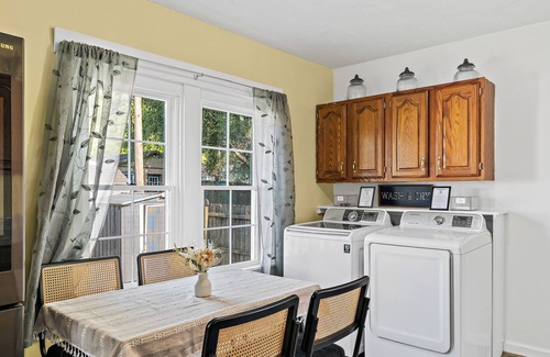 Madison House | Charming 2-bedroom house in downtown Historic Madison with WiFi, AC, laundry