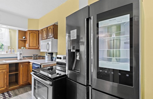 Madison House | Charming 2-bedroom house in downtown Historic Madison with WiFi, AC, laundry