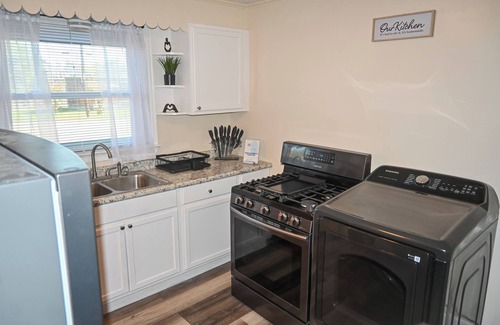Whitehaven House | Charming 2-bedroom house in delightful Memphis with AC, WiFi
