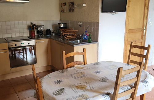 Cuille House | Charming 2-bedroom house in soothing Cuillé with WiFi