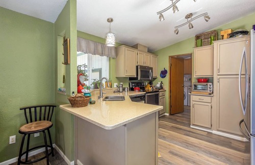 Larkspur House | Charming 2-bedroom house in Bend with office and WiFi