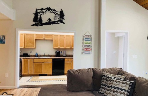 North Conway House | Charming 2-bedroom house with AC, WiFi in tranquil Conway