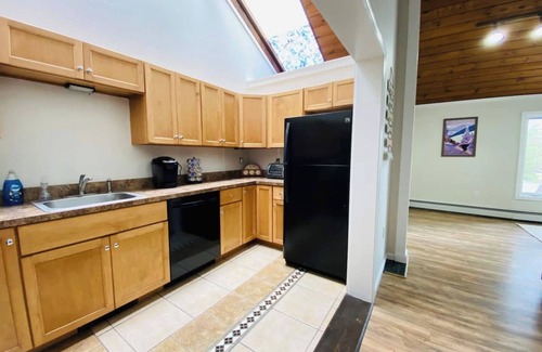 North Conway House | Charming 2-bedroom house with AC, WiFi in tranquil Conway